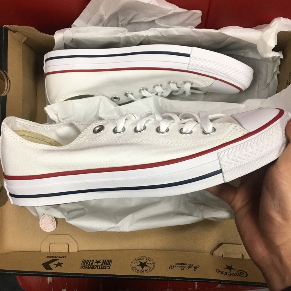 Women’s/junior white Converse Low Top - Picture 2 of 3